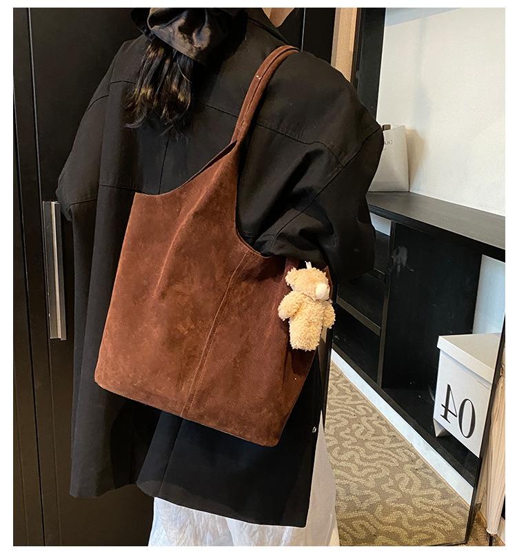 Сумка 2025 Новая Осенняя Сумка-тоут Большой Вместимости Премиум Чувство Портативная Сумка на Плечо Ретро Универсальная Сумка под Мышку Женская