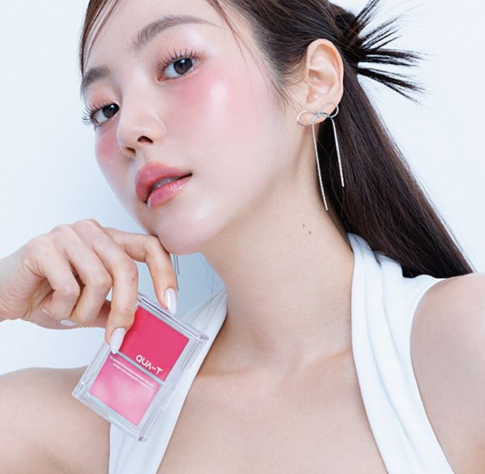 QUA‑T Glow Melting Palette #02 Lay to Heart — 6,5 г Универсальная палетка для сияющего макияжа