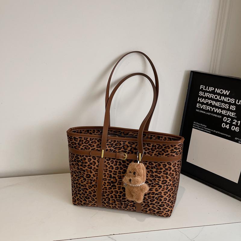 Retro and Fashionable Hand-held Underarm Bag, Commuting Single-shoulder Bag, Large Capacity, Simple and Trendy Tote Bag