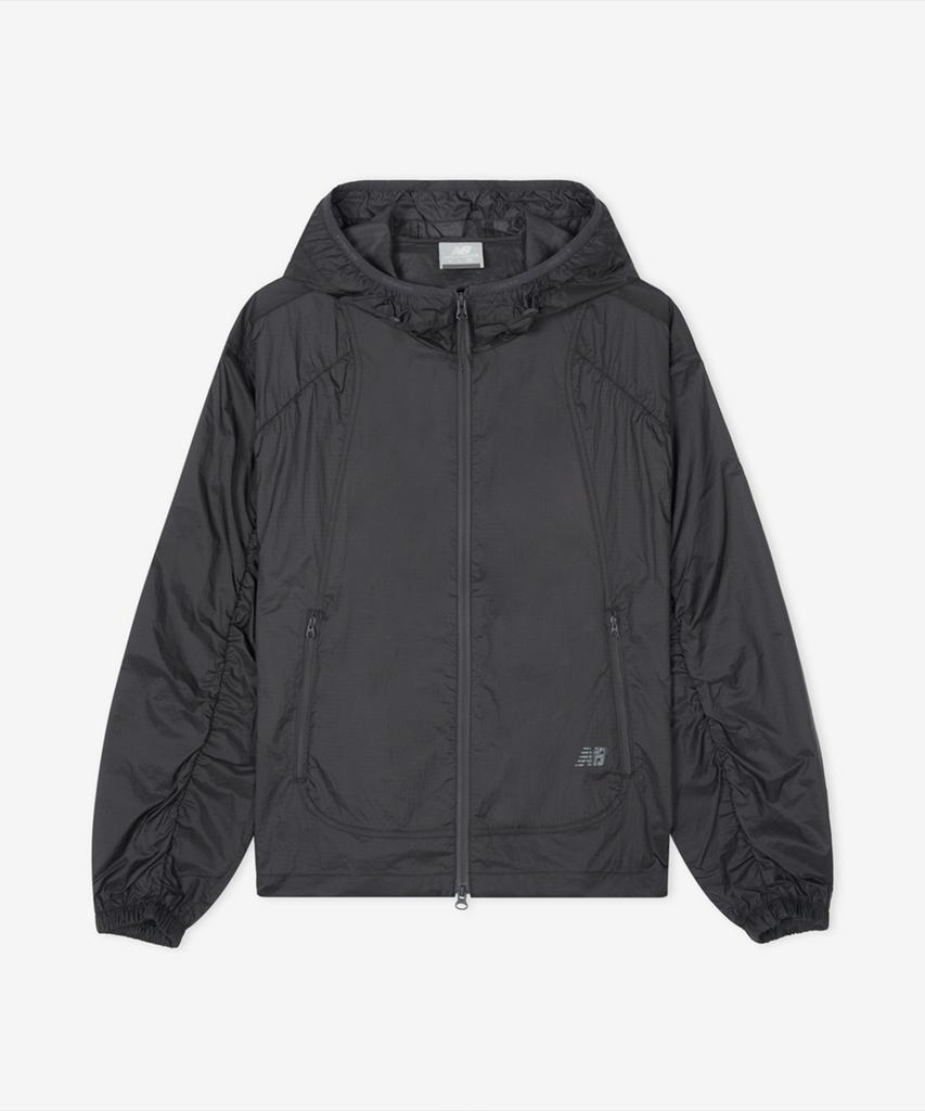 New Balance Nbnag2W522 / Женская ультралегкая тканая куртка Breezelight со сборками (Древесный уголь)