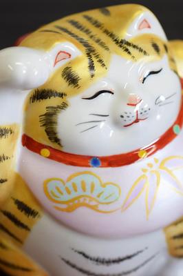 Милая фигурка манящего котика-удачи от Waza no Kura. Кутани, для правшей, пухлый манящий кот с золотыми акцентами. Фэн-шуй, удача, интерьер
