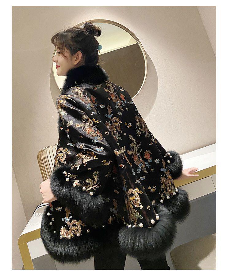 Зимнее пальто из искусственного меха в китайском стиле 2025 года: Женский атласный плащ Тан с бисером средней длины