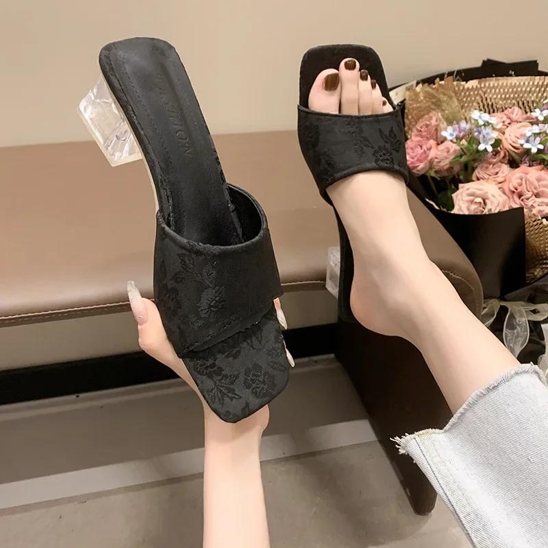 Летние новые тапочки женские модные вышитые босоножки на прозрачном каблуке женские сексуальные большие размеры квадратный носок повседневные тапочки