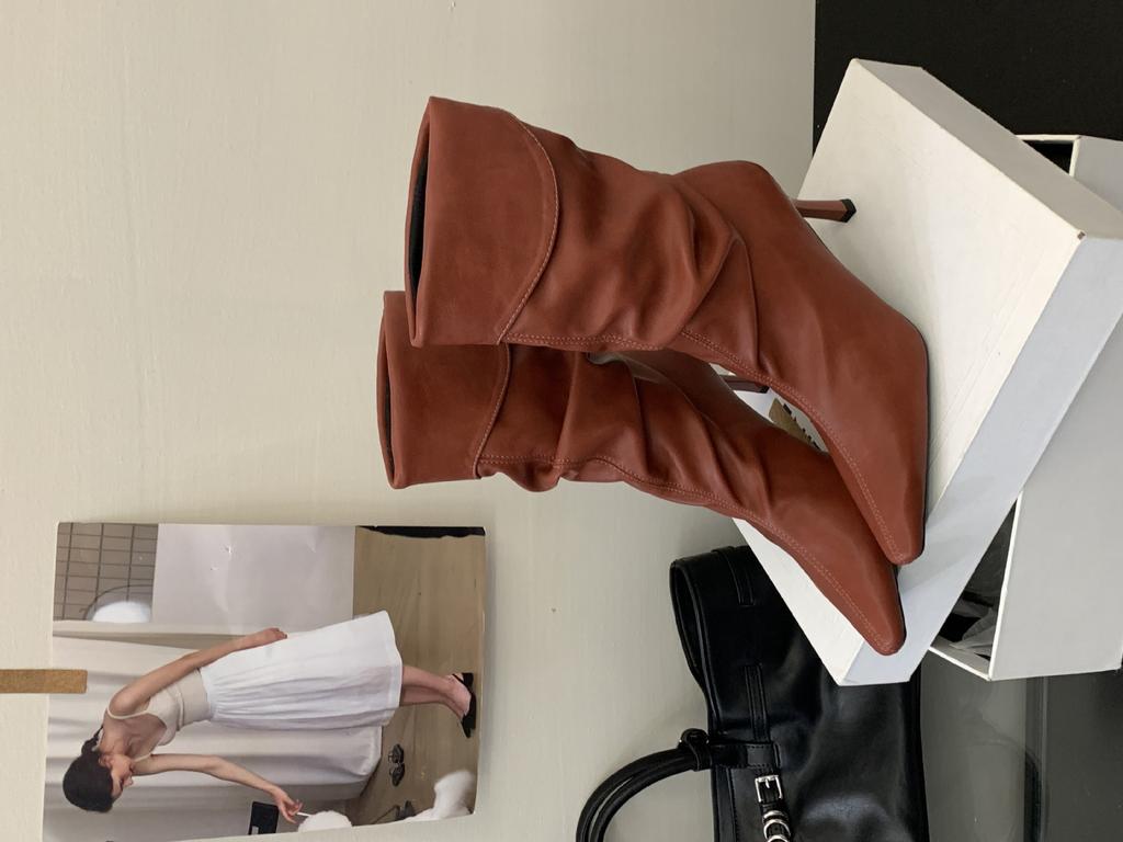 2025 Autumn and Winter New Fashion Retro Short Boots Korean Version Stiletto Sleeve Short Boots Pleated Martin Boots