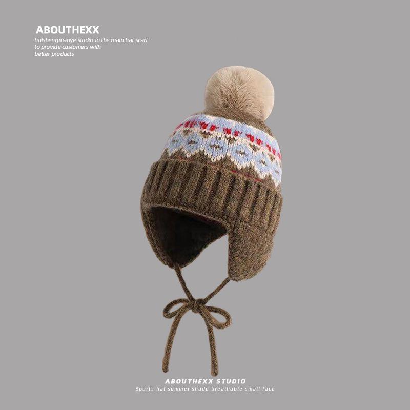 Вязаная шапка в стиле Fair Isle с меховыми помпонами для женщин, осенне-зимняя шерстяная шапка для защиты ушей, утепленная теплая шапка-пуловер для активного отдыха в северо-восточном регионе.