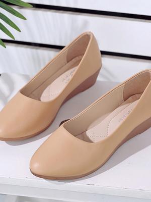 Одиночные туфли женские летние 2025 года корейская версия универсальные туфли Doudou с круглым носком и неглубоким воротом мягкая подошва танкетка каблук обувь для мам рабочая обувь