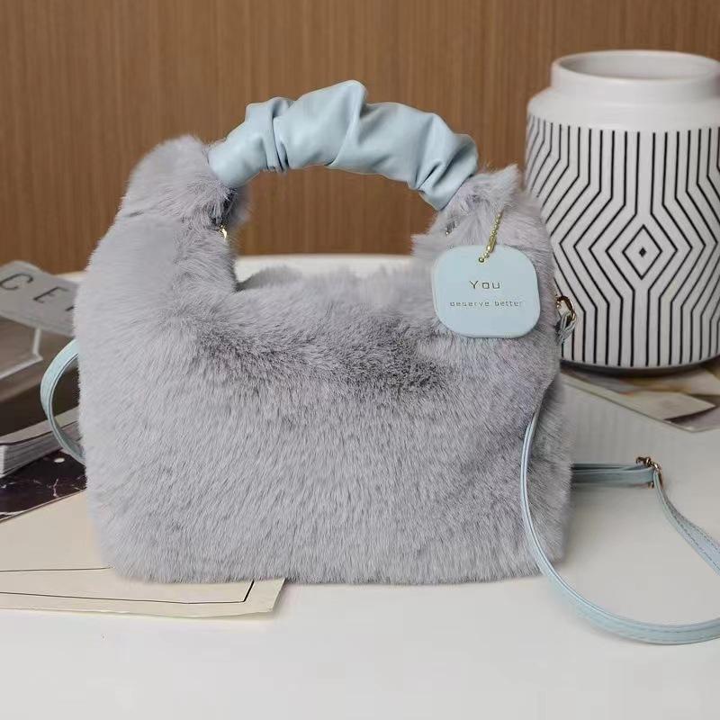 Премиум осень и зима новая плюшевая сумка-мессенджер универсальная иностранная в стиле поездок на работу пушистая высококачественная нишевая большая вместительная женская сумка