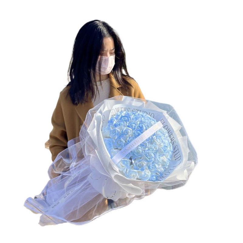 Букет «Ледяная голубая роза» из мыльных цветов, сохраненных методом стабилизации - подарок на День святого Валентина для партнера