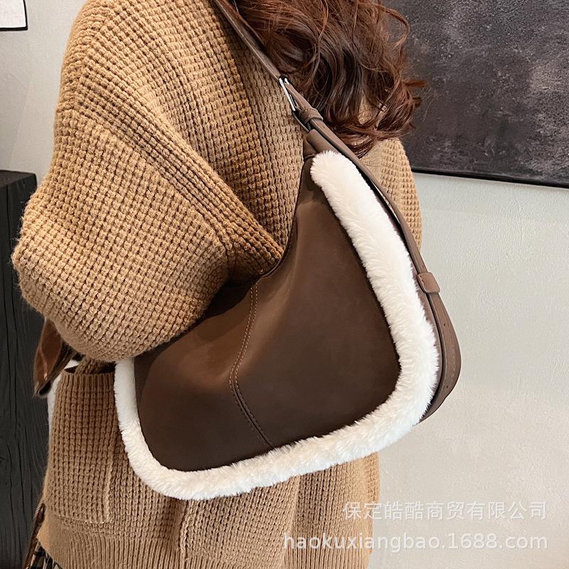 Large Capacity Lamb Wool Bag Women's 2025 New Autumn and Winter Retro Bucket Bag Commuter Suede Shoulder Messenger Bag