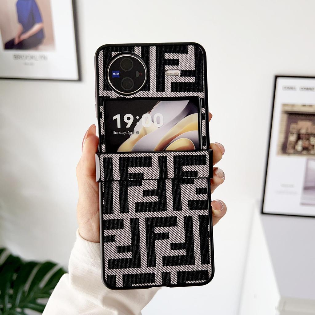 Защитный чехол Samsung Z Flip7 с текстурой кожи для Z Flip6/5 - Стильный трехсекционный дизайн