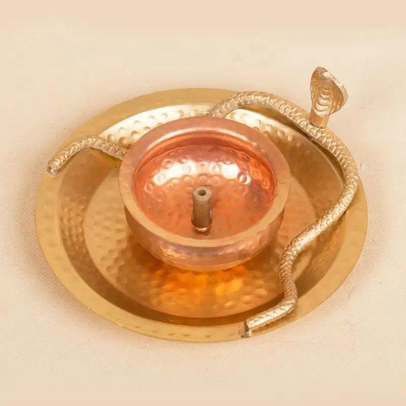 Лампа с декором в виде змеи, Hammered Snake Lamp, Isha Life