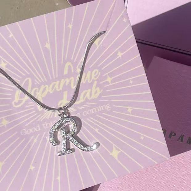 Королевский двор - Ожерелье в стиле «Дрянные девчонки» - Набор подвесок: Крест, Корона и Римская цифра, полностью покрытых цирконием - Роскошный позолоченный медный чокер для женщин