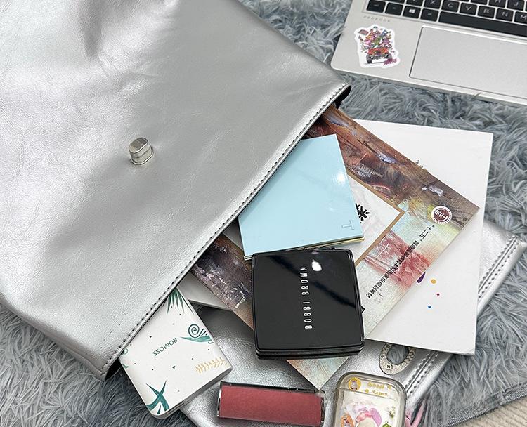 Модный корейский серебристый рюкзак 2025 года: Большая вместимость, повседневный и универсальный вариант для летних поездок женщин на работу