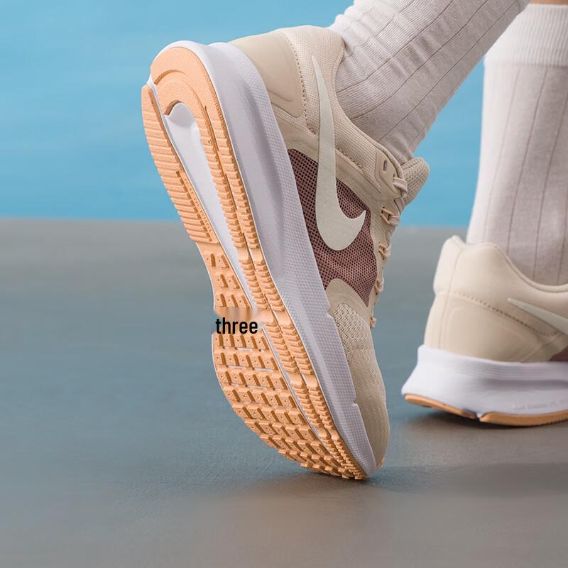 Nike Женская кроссовка для бега 7/24 DR2698-107