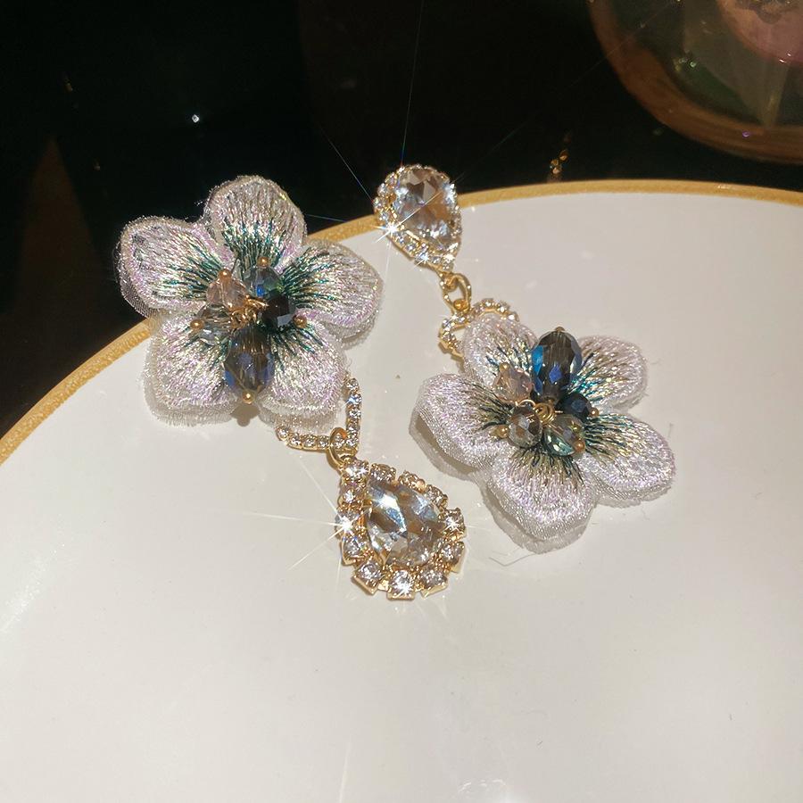 Серьги-гвоздики из ткани в виде цветка «Серебряная игла» со стеклянной бахромой, средние, с антикварным темпераментом, дизайнерские, нишевые