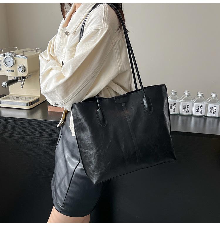 2025 New Retro Textured Women's Versatile Tote Bag - Large Capacity Shoulder Bag for Class and Commuting