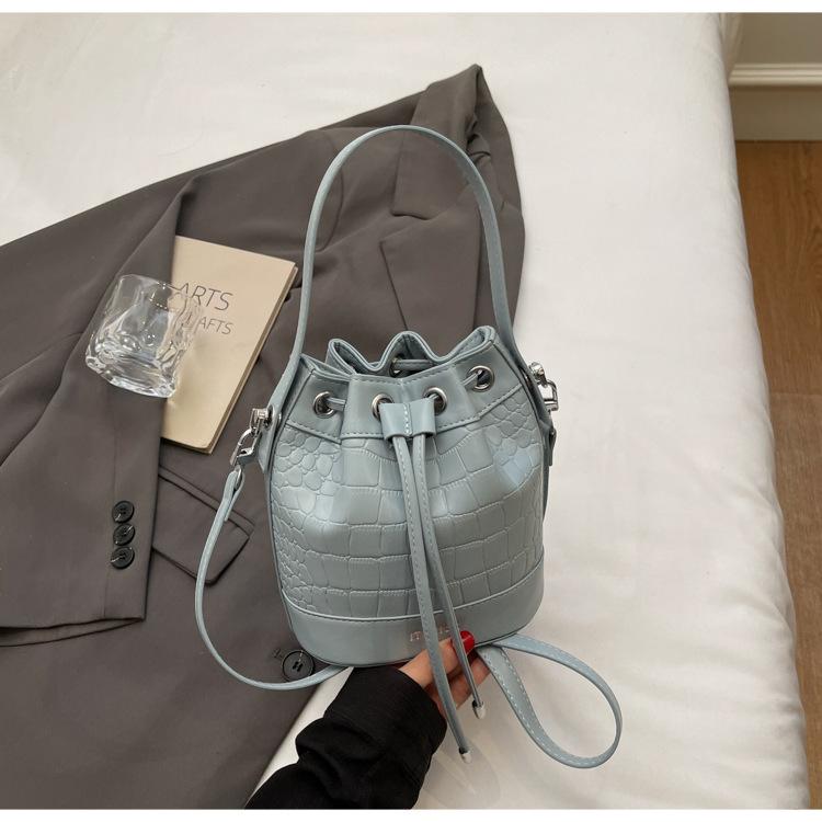 Модная женская сумка 2025 новая сумка-ведро через плечо в иностранном стиле с ремешком-помпой, нишевая сумка в стиле ретро с каменным узором