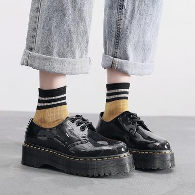 Женские низкие ботинки Мартин на толстой подошве с отверстиями, кожаные лакированные с круглым носком, студенческие на маффиновой подошве, короткие женские ботинки