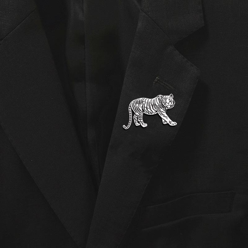 Twelve zodiac animals, retro zodiac tiger head brooch, electroplated domineering tiger, fierce beast animal brooch, chest flower