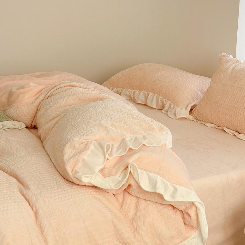 Зимний комплект постельного белья для беременных и младенцев класса А из четырех кусочков молочной муки из коралловой муки. Теплый и плюшевый толстый пододеяльник из фланели.