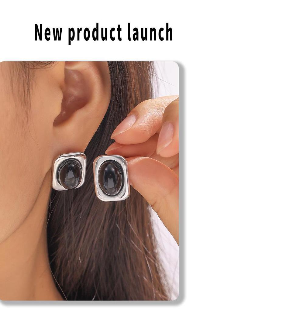 Серьги из титановой стали с золотым покрытием и инкрустацией из черного стекла