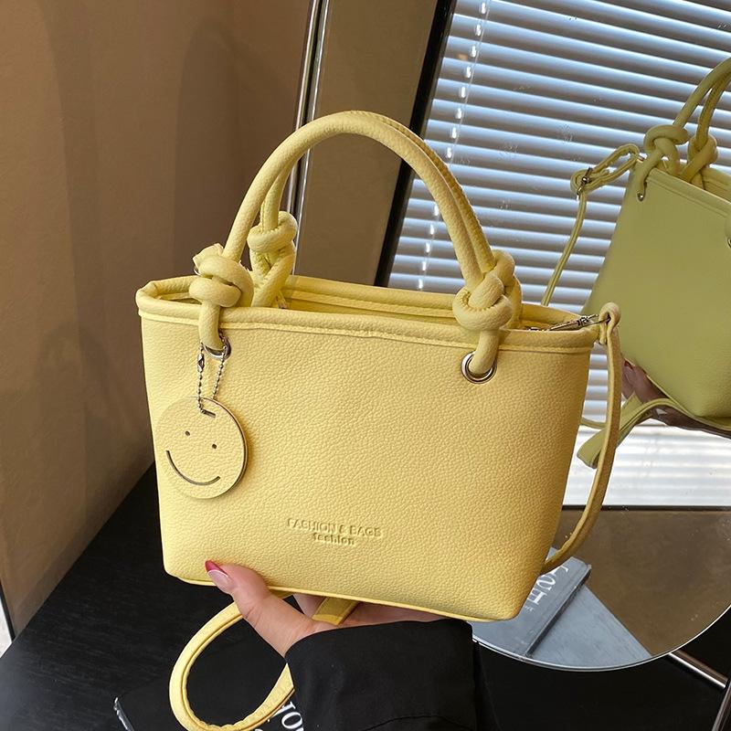 В этом году популярны маленькие сумки для женственного чувства высокого класса, переносные овощные корзины большой вместимости, сумки-ведра и женские модные плечевые м