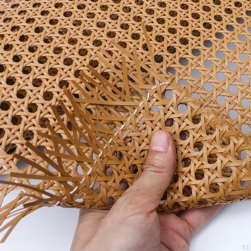 Удочка с ротанговой тростью, плывущей по течению