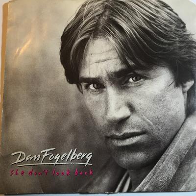 7-дюймовая пластинка DAN FOGELBERG She Dont Look Back 3407044 Epic 1987 США Рок Б/у