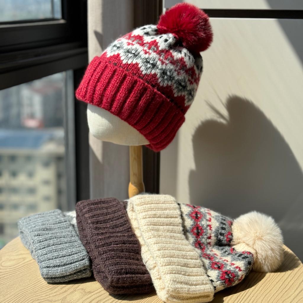 Рождественская шерстяная шапка Fair Isle для женщин, зимняя теплая и милая шапка с меховым помпоном для защиты ушей, модная холодная шапка