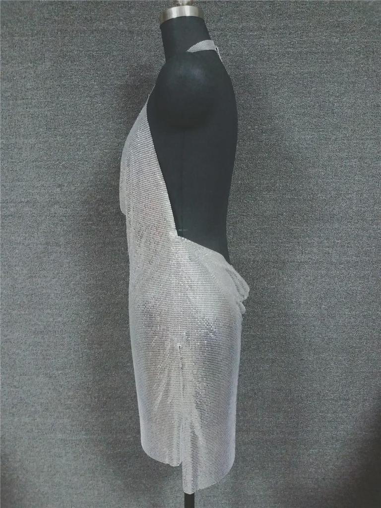 Платье с глубоким вырезом и металлическими пайетками LBZ1352