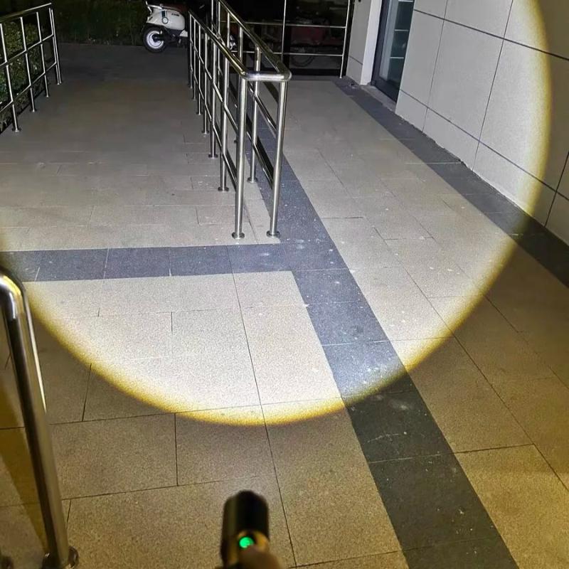 Мощные ручные светодиодные фонари Портативные для кемпинга на открытом воздухе 3 режима освещения Алюминиевый сплав Зуммируемый свет Водонепроницаемый фонарик