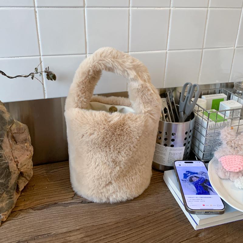 Плюшевая сумка женская осень и зима 2025 новая повседневная нишевая дизайнерская плюшевая сумка-тоут популярная сумка-ведро