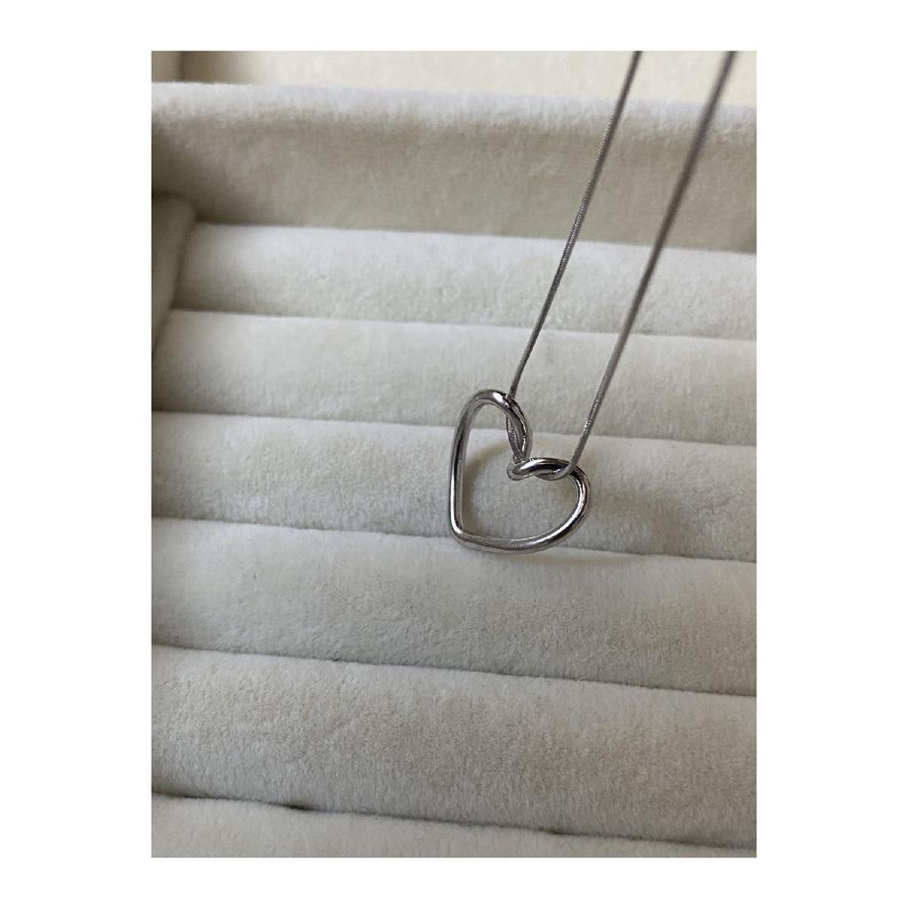 Ожерелье с узлом в виде сердца серебряного цвета