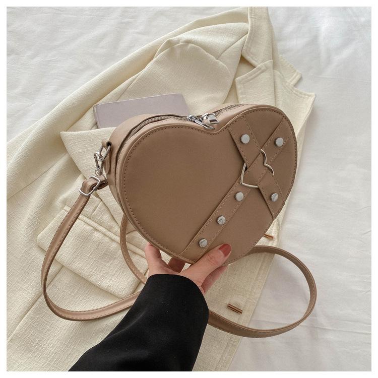 Любовь к заклепкам популярная мода 2025 новая модель с женской сумкой через плечо