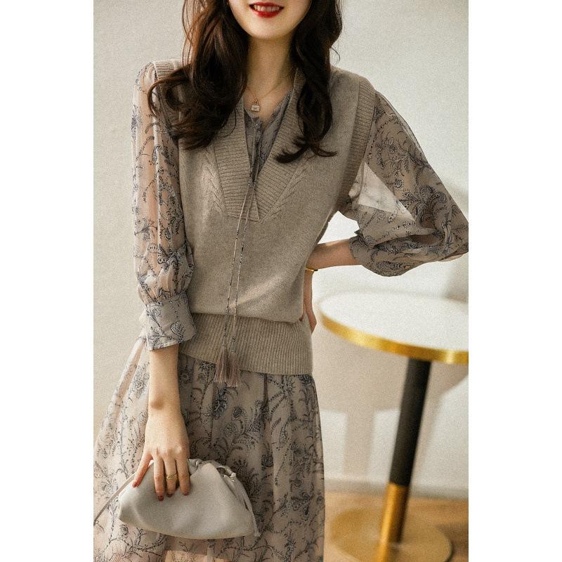 Женский осенне-зимний трикотаж, новинка 2024 года, корейский стиль, жилет с v-образным вырезом и жилет, топы, темпераментные многослойные свитера для женщин