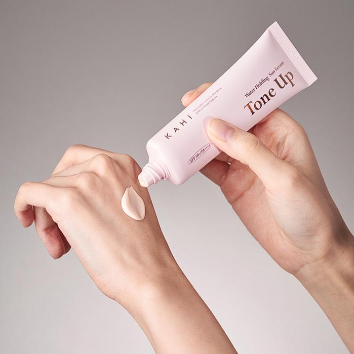 KAHI Солнцезащитная сыворотка Water Hold Tone Up SPF 50+ PA++++ 50 мл