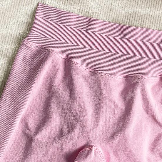 Комплект из 2 предметов для тренировок: Топ на бретелях с открытой спиной и Спортивные шорты с высокой талией и ремешками для женщин