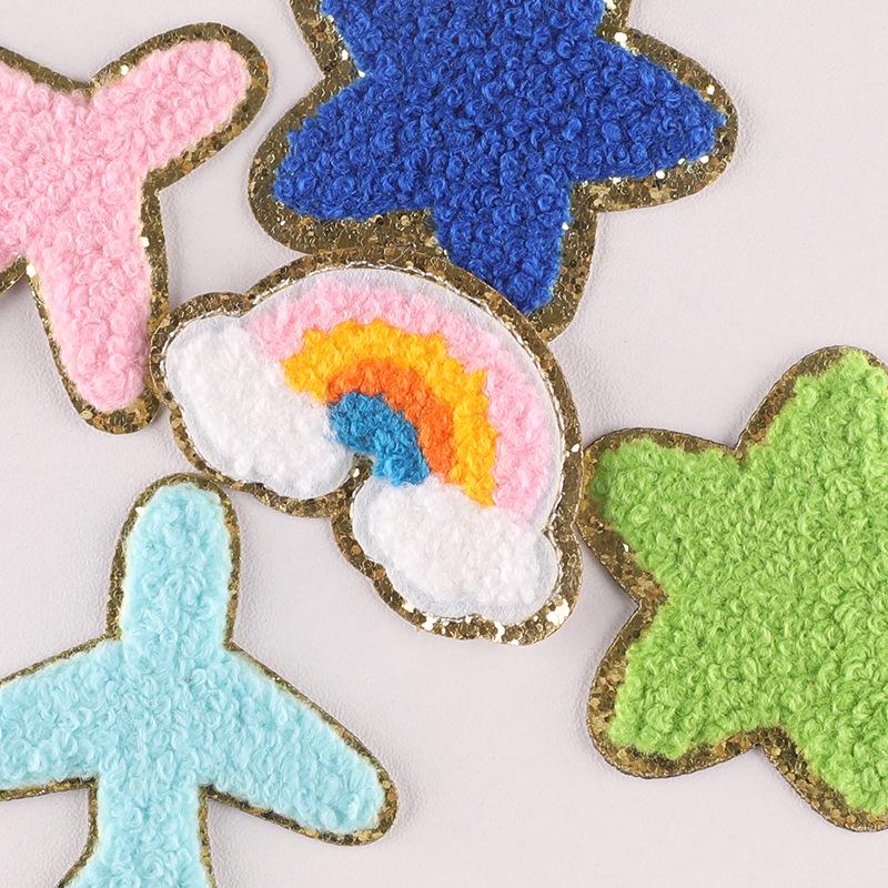 Полотенце из синели с золотой окантовкой, вышитыми нашивками в виде молний и радуги