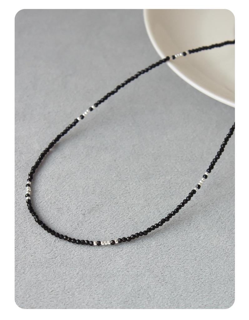 Стиль корейского блогера: Элегантное золотое и черное ожерелье-чокер из бусин, изящное и блестящее для шикарного многослойного образа.