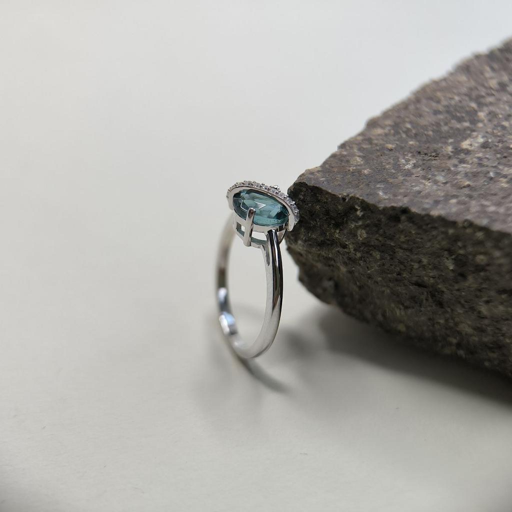 Серебряное кольцо с топазом Лондон Блю 1.841ct, фианитами, вес изделия 2,35 гр (2178156)