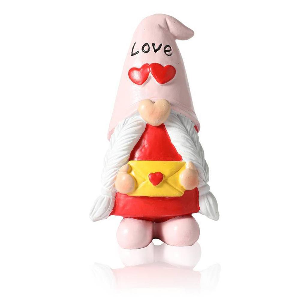 Пара гномов украшает дом статуэткой из смолы ко Дню святого Валентина