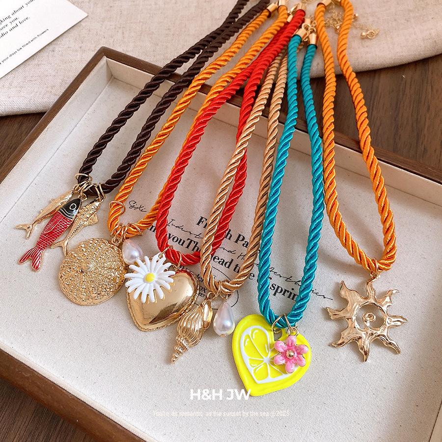 Floral Heart Pendant Necklace Holiday Retro Luxury Clavicle Jewelry for Women