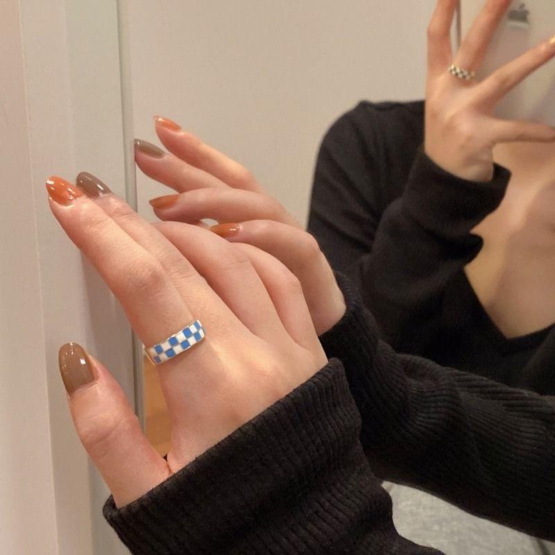 Простое геометрическое кольцо, женское модное черно-белое кольцо, женское кольцо из нержавеющей стали с металлическим шахматным узором, модные ювелирные изделия, подарок