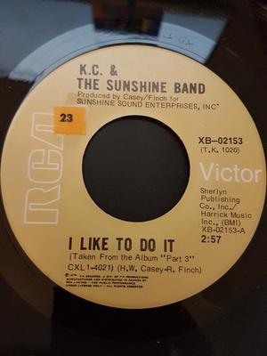 7-дюймовая пластинка KC & THE SUNSHINE BAND - I Like To Do It XB02153 RCA Victor 1976 Канада Соул/Фанк Б/У