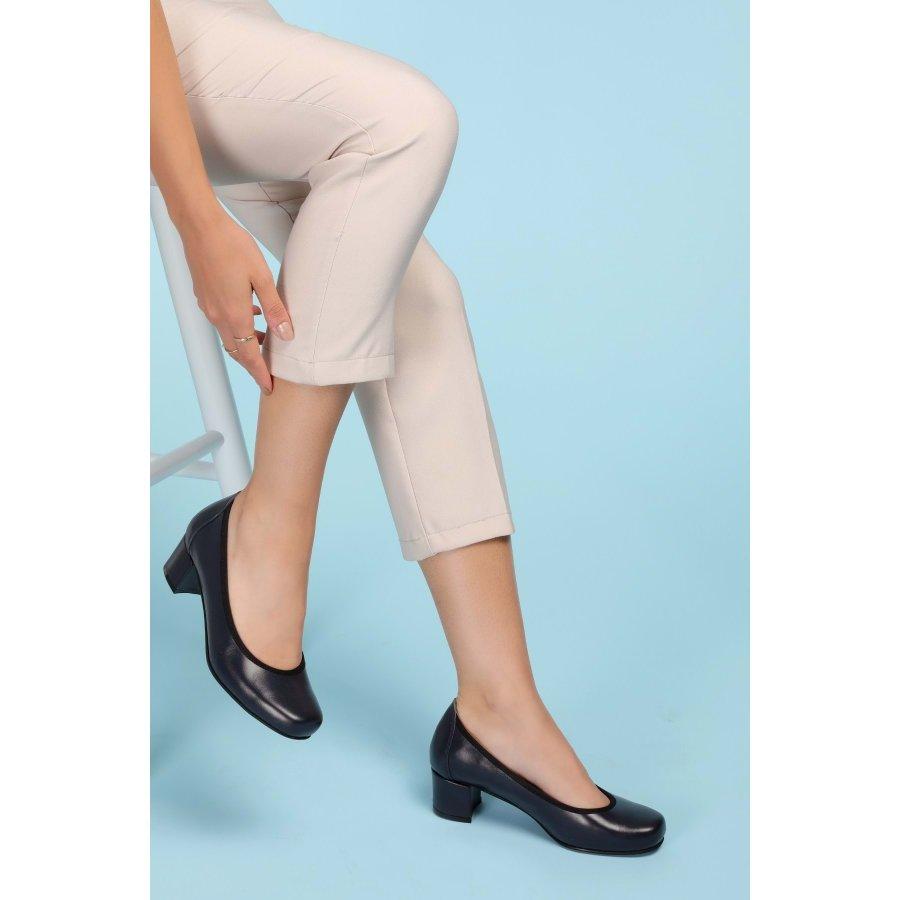 Женские классические туфли из натуральной кожи на массивном низком каблуке