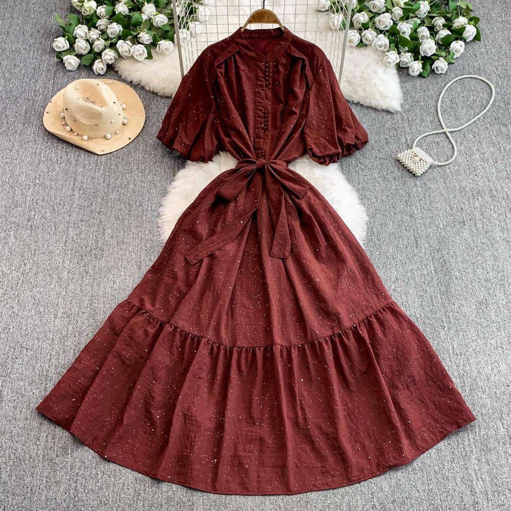 Женское длинное платье со стойкой воротником, рукавами-буфами, однобортное, макси, свободного кроя, с завязкой на талии, оборкой по краю, длинное платье