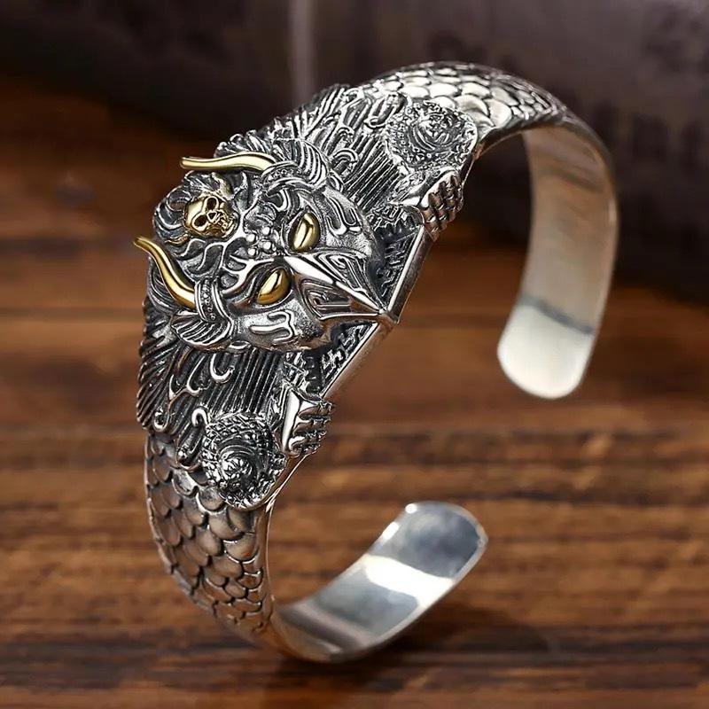 Мужской ретро-браслет с выразительным, властным дизайном и изображением птицы Рок, широко раскрытый.