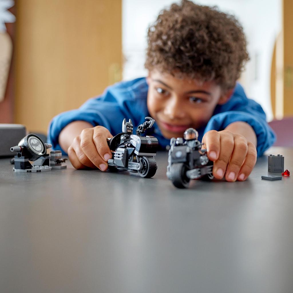 LEGO Super Heroes Batman Selina Kyle Motorcycle Chase 76179 Игрушечный блок Present Superhero American Comics Vehicle Vehicle Sentai Hero Boys 6 лет