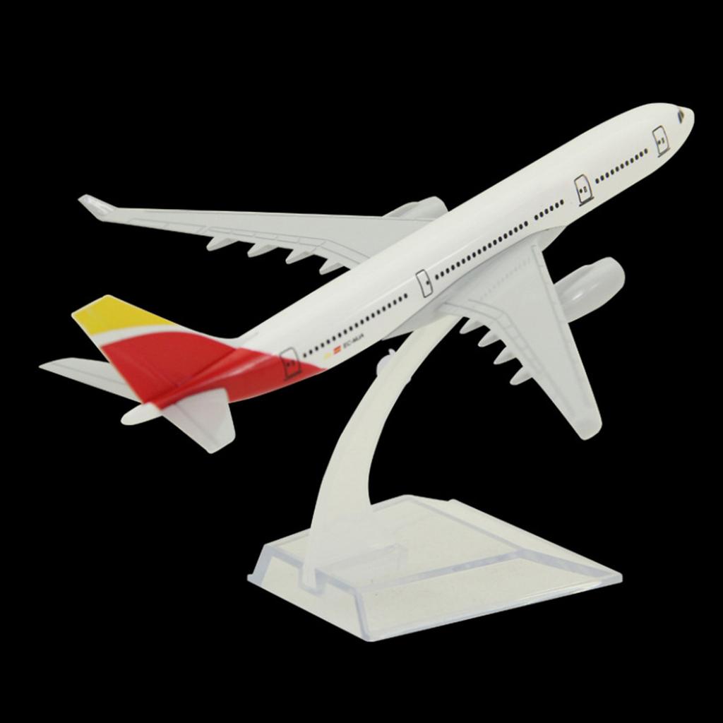 Модель самолета из сплава 16 см может заменить модель самолета 330