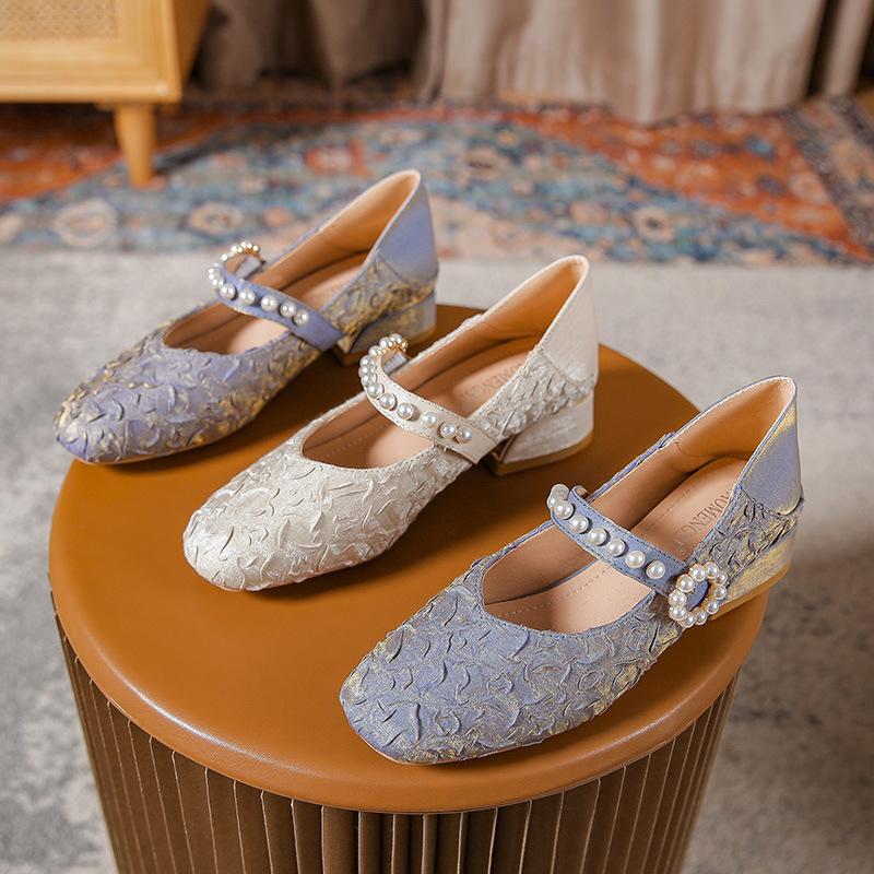 Туфли на толстом каблуке. Женские весенние новые туфли на высоком каблуке. Весенний стиль, вечерний стиль, нежные свадебные туфли.